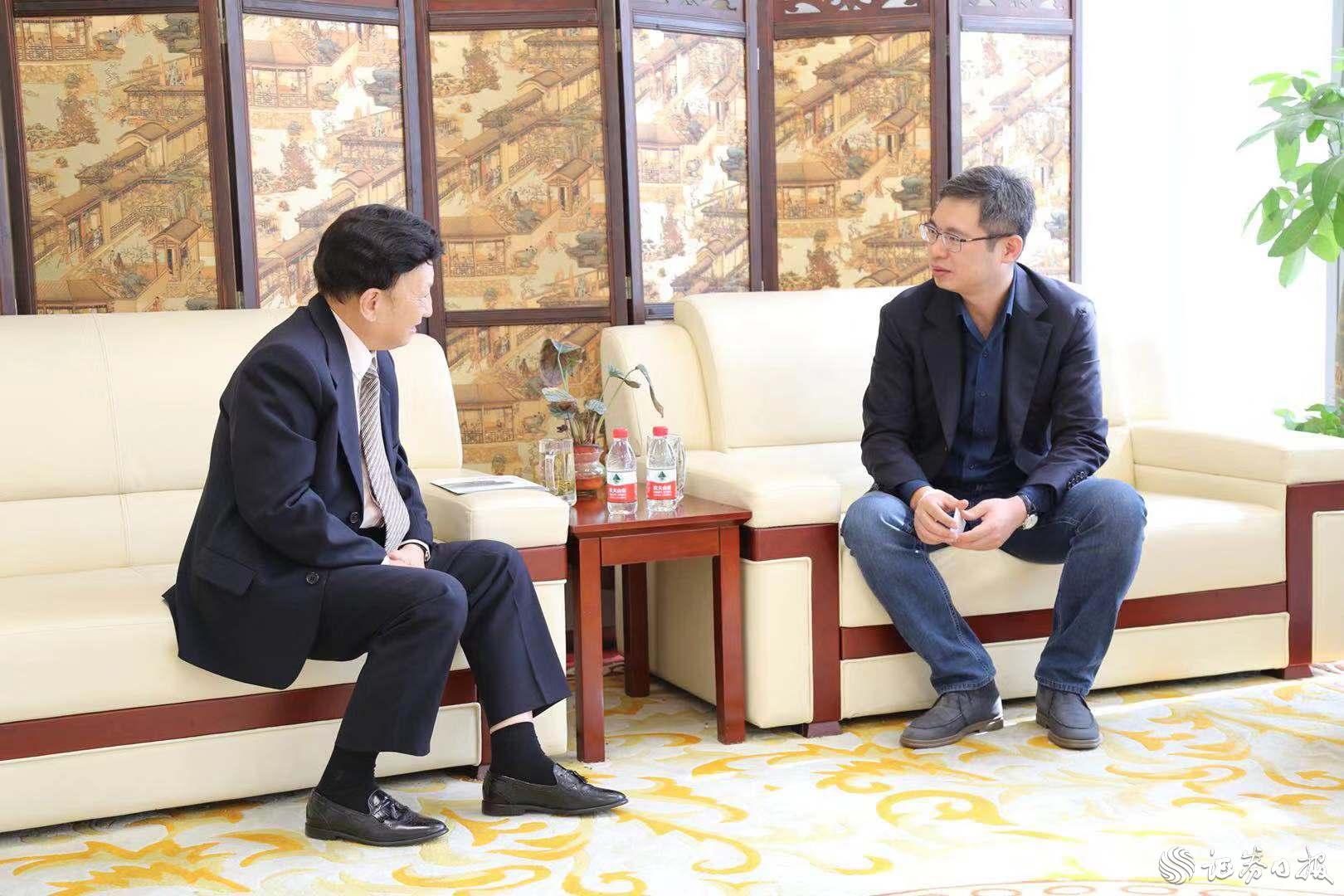 杭州江干區投資促進局副局長項波（右）與美中貿易發展協會總裁、執行長姚應文博士（左）交流探討.jpg