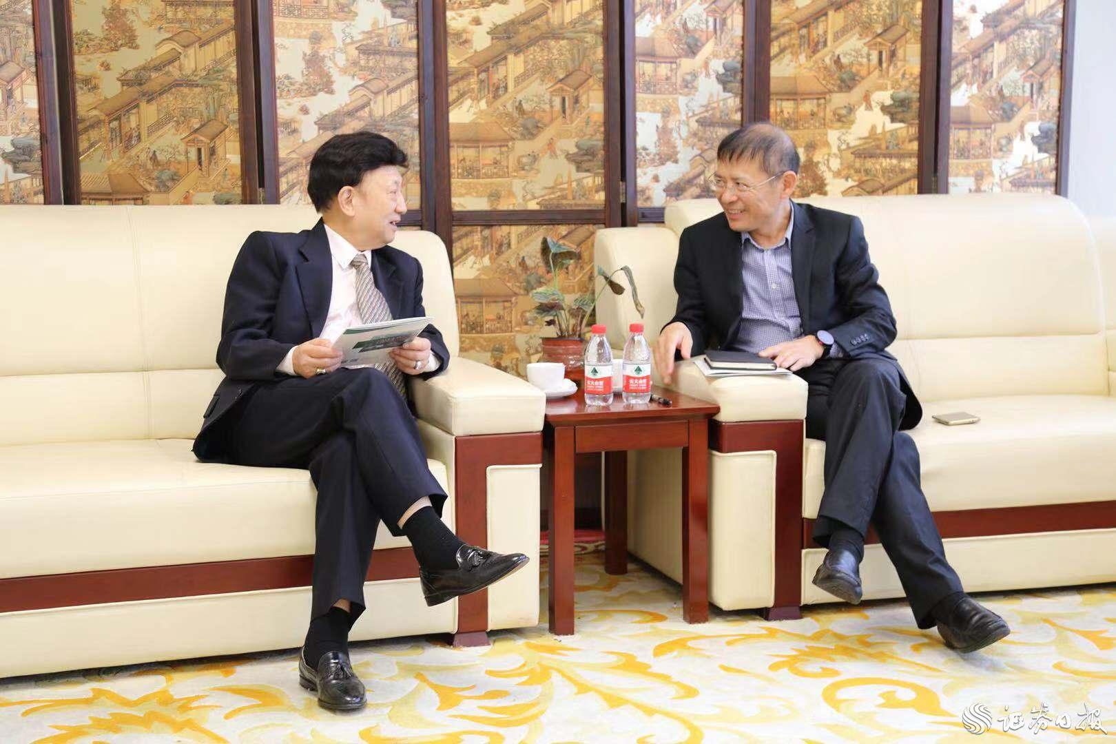 華僑國際樓宇黨委書記、總裁孔村光（右）與美中貿易發展協會總裁、執行長姚應文博士（左）進行商務洽談.jpg